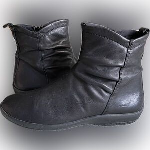 Sole Terra ‘Lark 2’ black leather zip ankle boots -size 40
